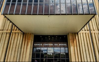 Brasileiros sacaram R$ 360 milhões em valores a receber em abril