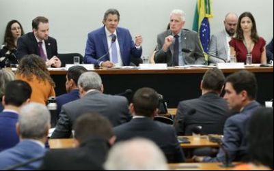 Audiência com Haddad é encerrada após tumulto entre deputados