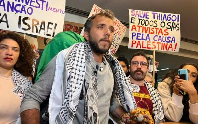 Thiago Ávila chega ao Brasil e é recebido por grupo pró-Palestina